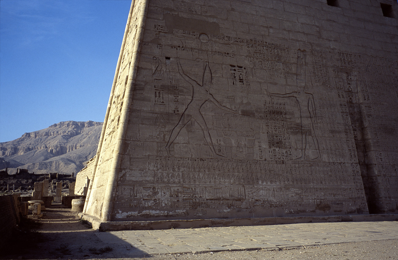 egyp10_36 temple ramses iii pilone.jpg